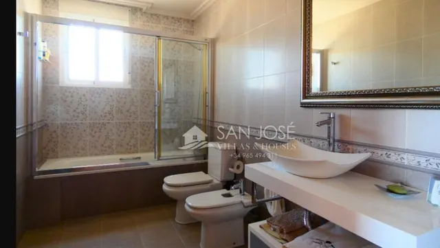 SE VENDE ESPECTACULAR CHALET EN PINOSO. — 12