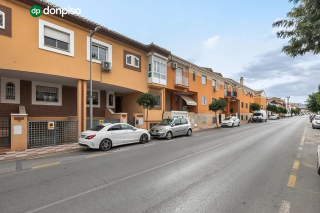 ¡Tu nuevo hogar te espera en Churriana de la Vega! Casa ados