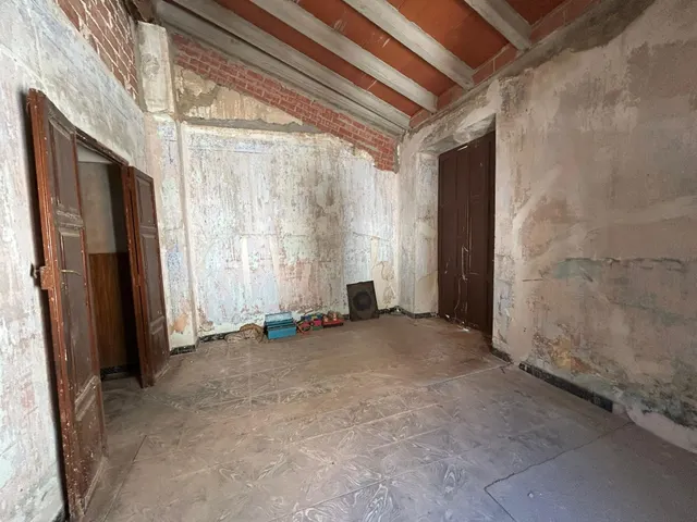 CASA ESQUINERA PARA REFORMAR — 7