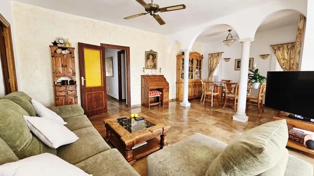 Encantador Chalet de 2 Plantas con Amplios Espacios y Terrazas — 3