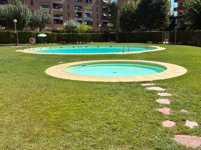 Seminuevo con terraza, piscina, parking y trastero — 29