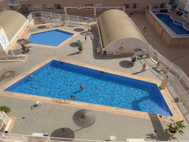 Centro! Interesante ático semireformado, con gran terraza e increíbles vistas panorámicas + 2 piscinas comunitarias — 9