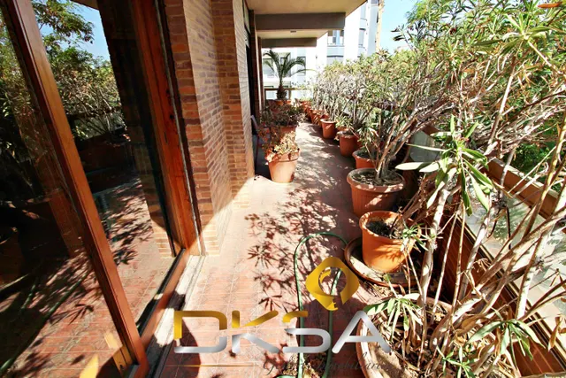 320 m2, 5 habitaciones y un salón de 80 m2: esto no es un piso, es casi un mundo aparte — 6