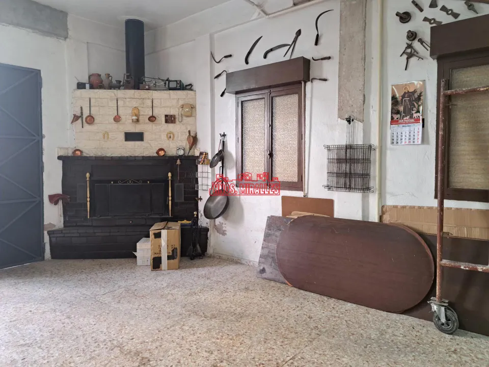 ¡INTERESANTE CASA EN ASPE CON LOCAL Y SOLARIUM. IDEAL PARA REUNIONES