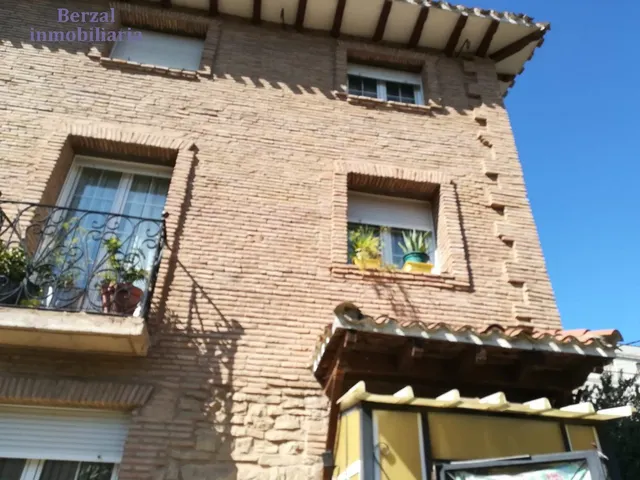 Casa magnifica, de dimensiones extraordinarias a veinte minutos andando del centro. — 21