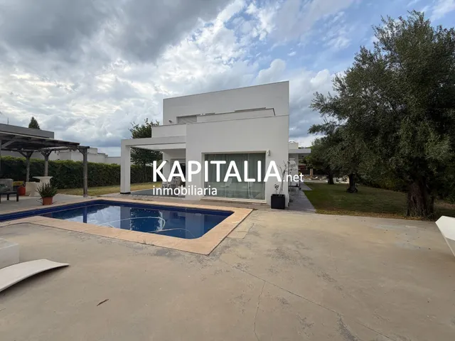 ESPECTACULAR CHALET DE DISEÑO EN URBANIZACIÓN CON PISCINA. — 16