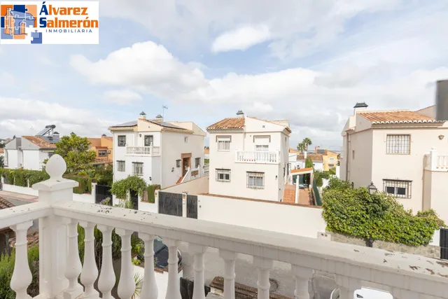 Casa independiente con piscina en La Zubia. — 29