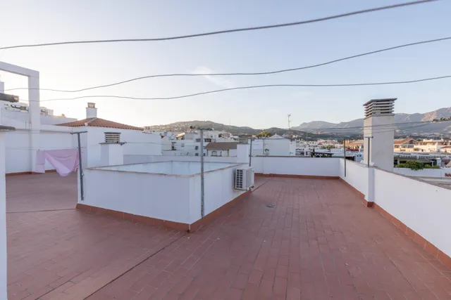 ÁTICO DE 140 M2 CON TERRAZA PRIVADA, GARAJE Y VISTAS DESPEJADAS EN SALOBREÑA — 46