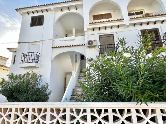 Apartamento con terraza, provincia de Alicante, Torrevieja. 1 habitación, 38 m2, 1 kilómetro al mar — 29