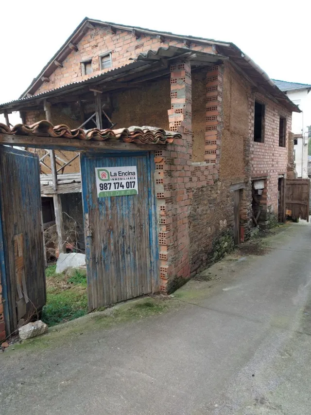 CASA CON TERRENO EN VILLAR DE LOS BARRIOS