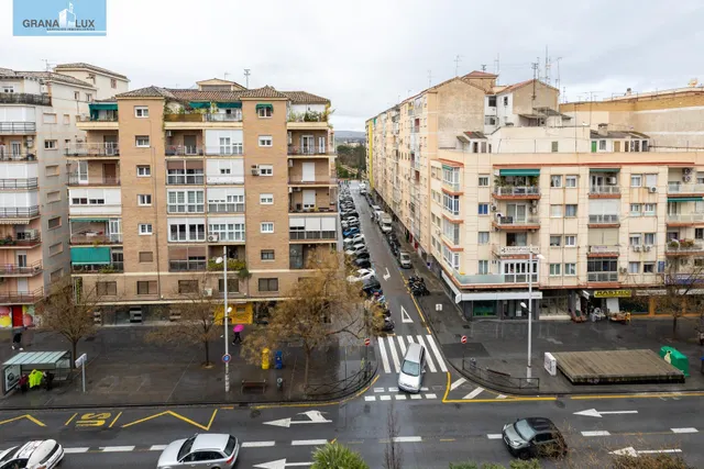 Camino de Ronda. Piso en planta alta con 5 dormitorios, garaje y trastero, calefacción central. — 31