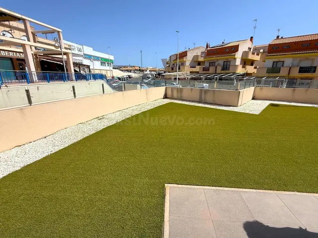 Planta baja moderna (aprox. 63 m2) con 2 dormitorios, 2 baños y amplia terraza/jardín. Gran zona de piscina, cerca del La Zenia Boulevard, ¡y a 15 minutos a pie de la Playa de La Zenia! — 5