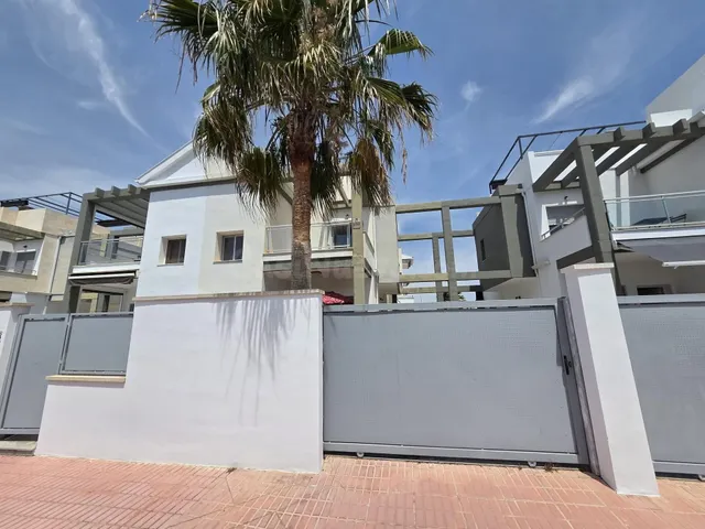 GRAN ADOSADO EN ORIHUELA COSTA 3 HAB, 2 BAÑOS, 1 BASEO - foto 2