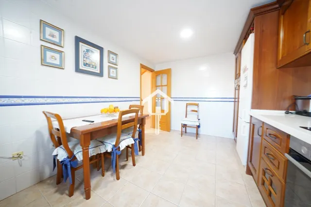 Chalet adosado con buhardilla en ciudad jardín de Alicante: garaje para 4 vehículos, terraza de 30m2 y piscina — 23