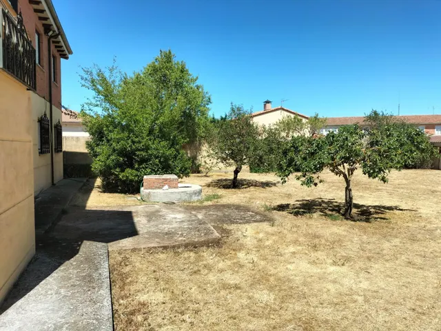 Amplia Casa en Melgar de Fernamental con Jardín y Terraza — 16