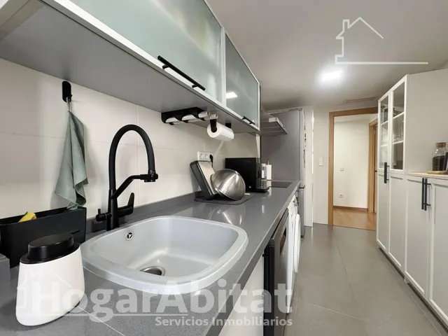 ¡Hogar de lujo! Amplio, sofisticado y reformado, con patio y garaje, todo amueblado — 8