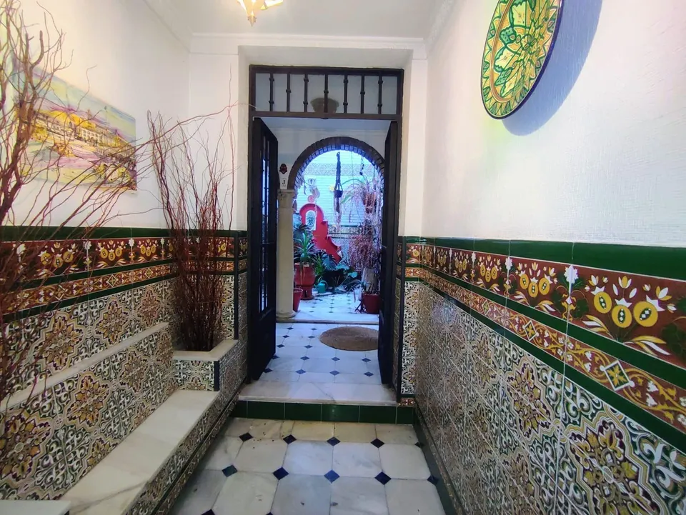 Estupenda casa, junto a la corredera con garaje,  con muchas posibilidades!!!!