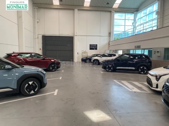 NAVE EN PERFECTO ESTADO EN LA MEJOR ZONA DE VILANOVA I LA GE - foto 2