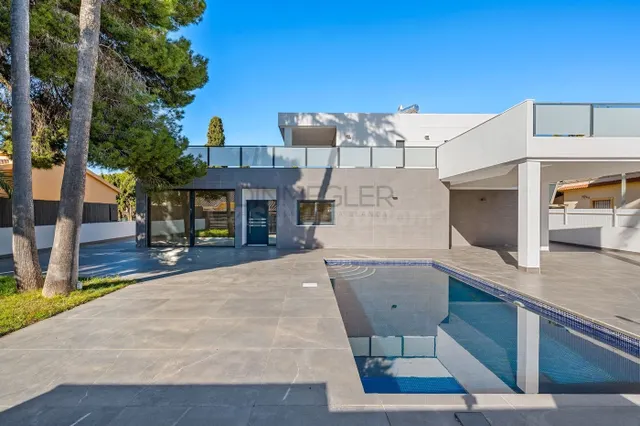 Villa independiente en Campoamor: 700 m2 de parcela y a un p - foto 2