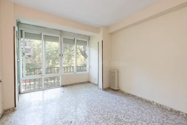 Piso en esquina con terraza y vistas a Plaza Mariana Pineda, Granada — 3