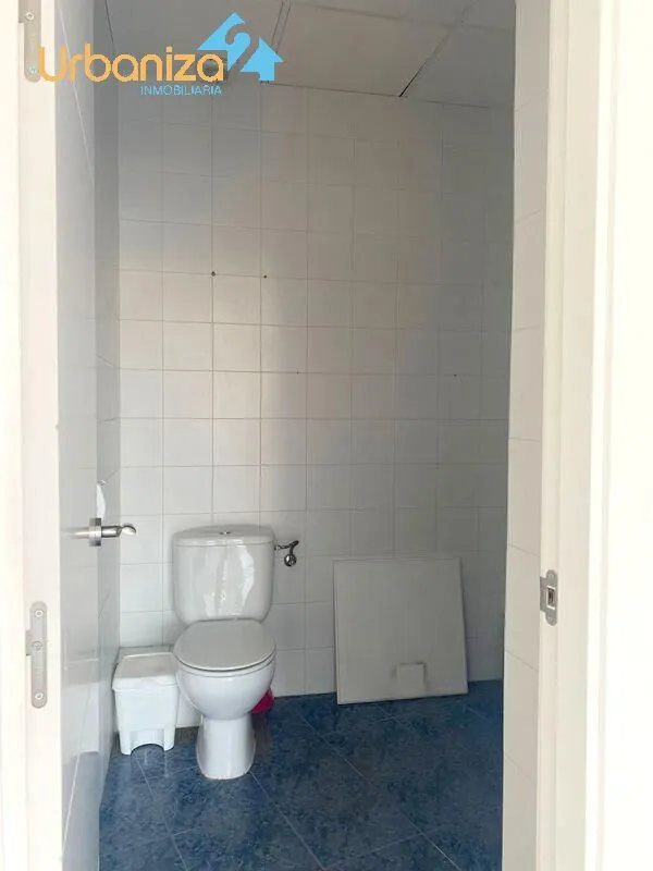 LOCAL BIEN ACONDICINADO  CON GRANDES ESCAPARATES DE ESQUINA — 12
