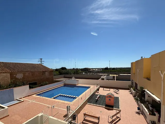 DÚPLEX DE 3 DORMITORIOS CON TERRAZA Y PISCINA COMUNITARIA EN - foto 3