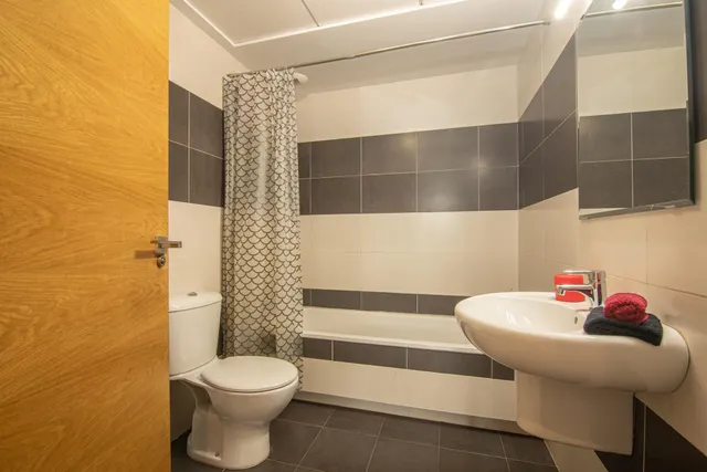 vivienda con piscina, plaza de garaje, terraza, 3 habitaciones y 2 baños — 8