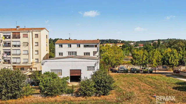 Girona, Domeny | Gran Oportunidad: Edificio de 702 m2 con Taller, Vivienda y Patio — 5