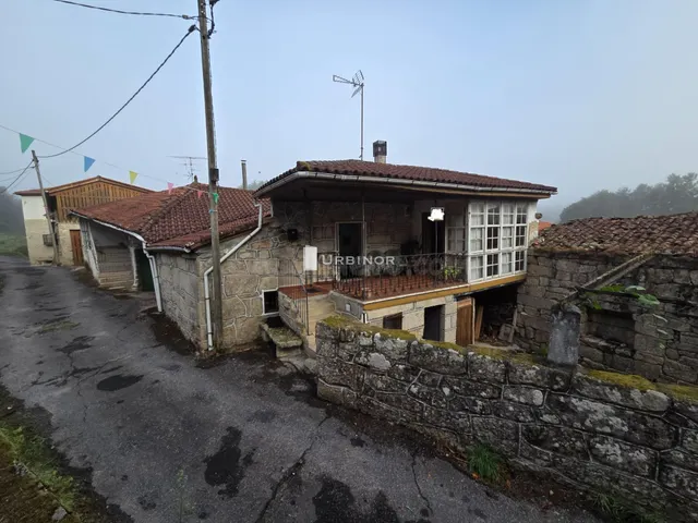 CASA de piedra, con patio cerrado. A 1 km. AYTO. ESGOS — 3