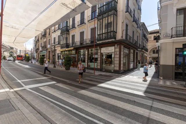 Se alquila local en una ubicación privilegiada en el corazón de Granada — 26