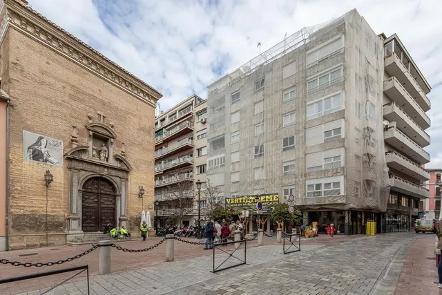 AMPLIO PISO EN PLAZA DE LAS DESCALZAS — 38