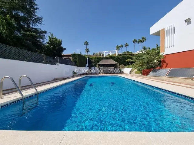 Venta de villa con cuatro dormitorios en Torremolinos, Málag