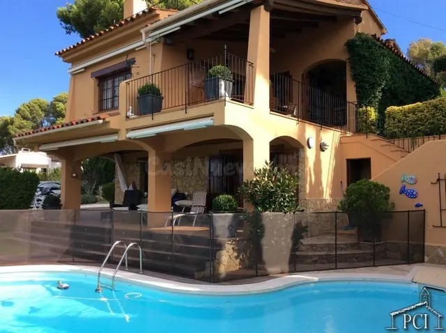 Exclusiva casa de estilo mediterraneo con piscina privada en