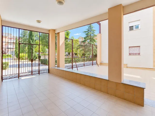 Bonito piso exterior y luminoso de dos dormitorios, baños y aseo en Albolote junto al metro y con plaza de garaje — 35