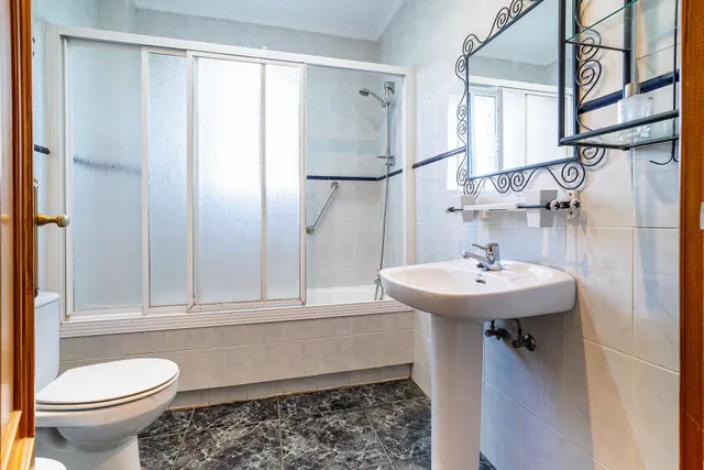 Chalet independiente con piscina privada, amplio jardín y 6 dormitorios en Bollullos de la Mitación — 7
