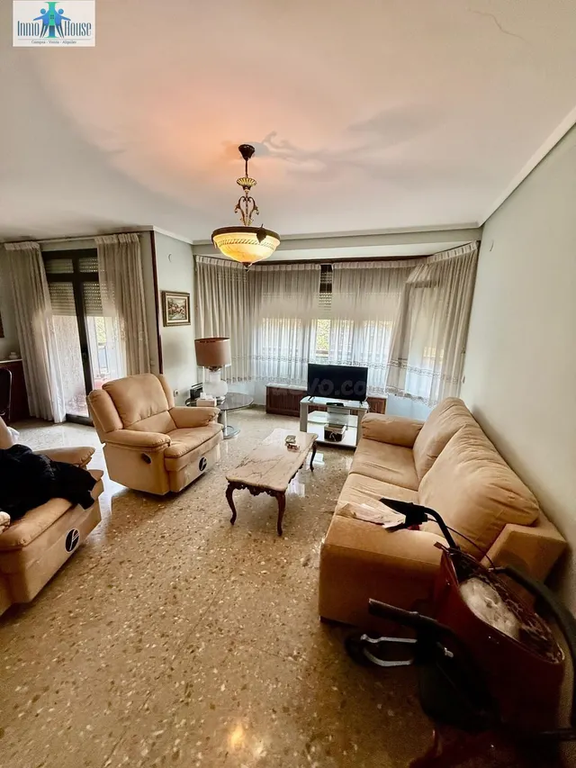 Inmohouse pone en venta exclusiva y amplia vivienda en zona  - foto 2