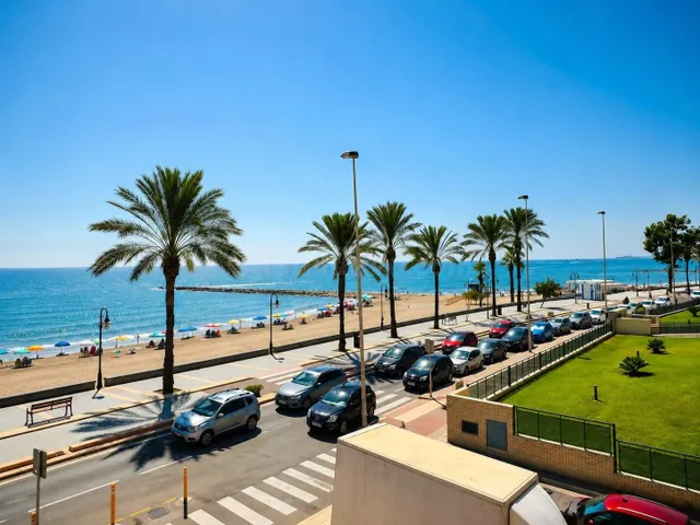 Exclusivo apartamento frontal al mar en primera línea La Cur