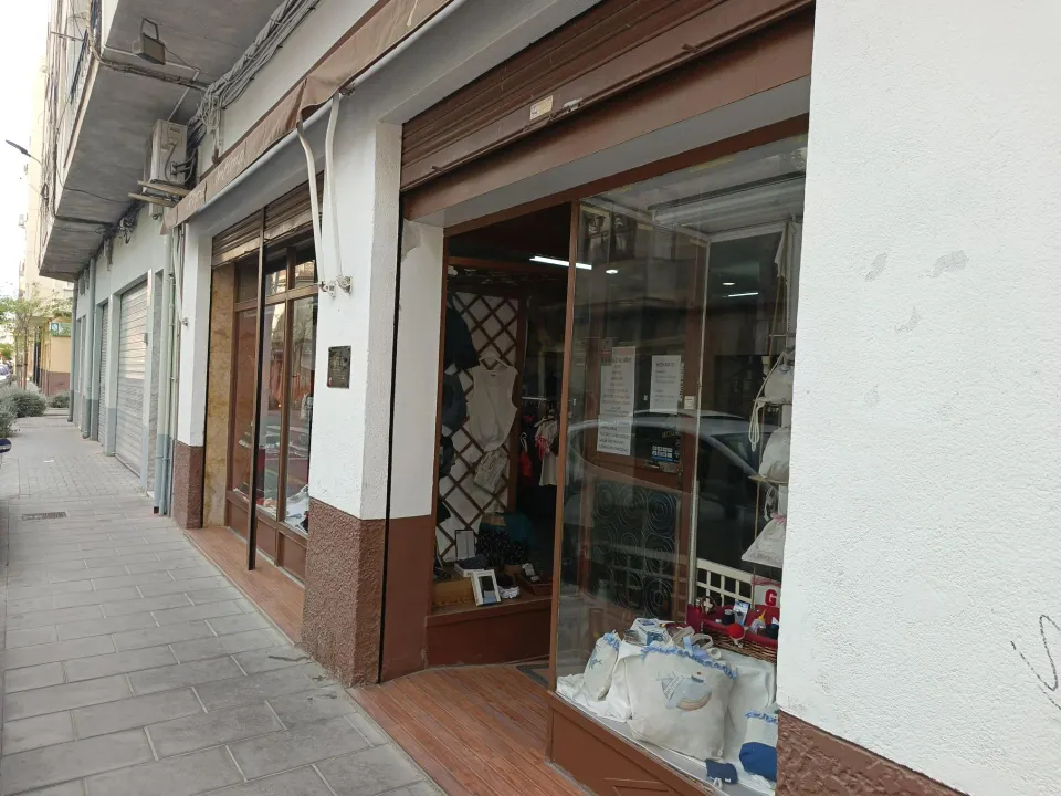 Amplio Local Comercial en Elda.