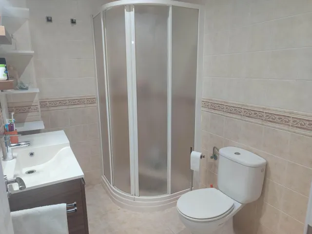 EXCELENTE UNIFAMILIAR CON VAROS AMBIENTES PARA LA FAMILIA — 14