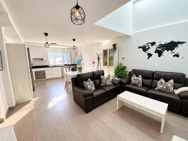 ÁTICO CON 55 m2 DE SOLÁRIUM PRIVADO, PARKING, TRASTERO Y LIC - foto 3