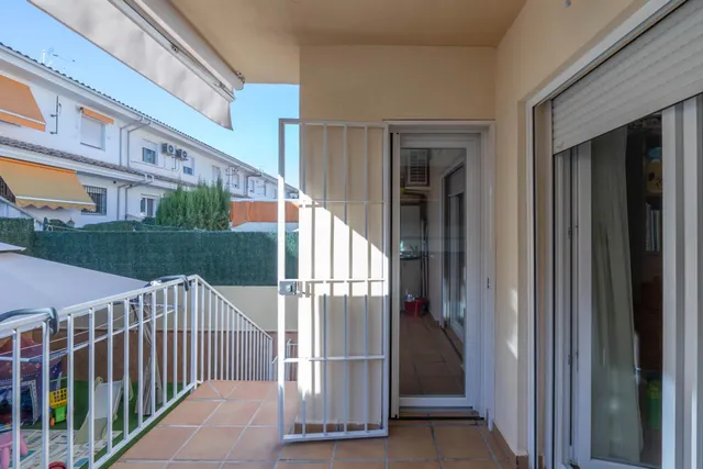 Espectacular chalet adosado en el Vial de Churriana de la Vega: eficiencia, confort y listo para entrar a vivir! — 16