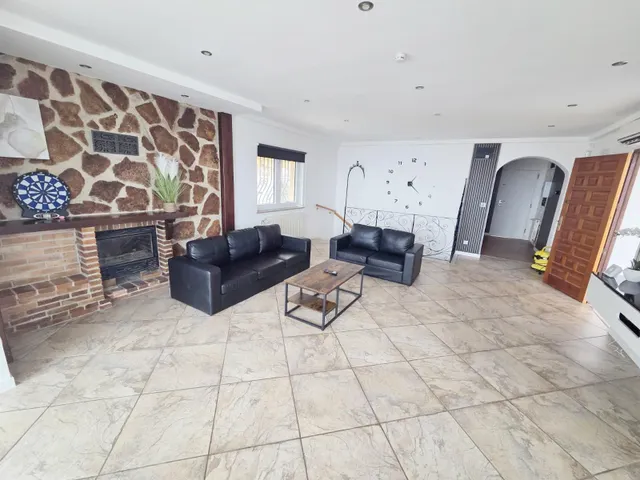 Chalet con 3 viviendas independientes, piscina privada cubierta y vistas al mar — 21