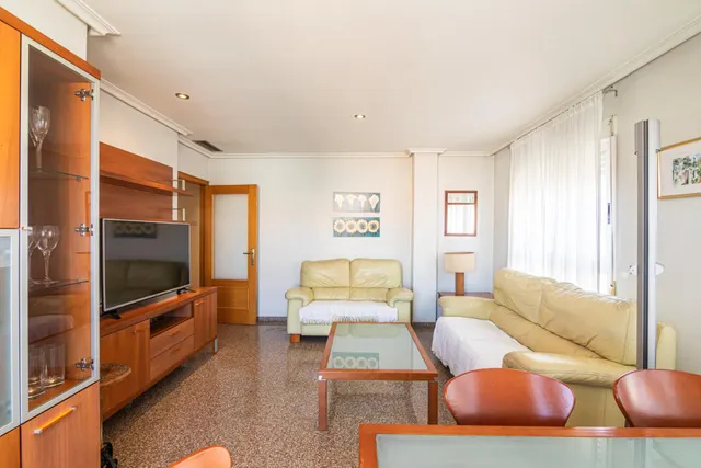 Luminoso piso exterior a esquina de 90 m2 con balcón, garaje y vistas despejadas en avenida de Alicante (vpo) — 8