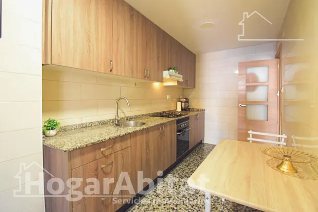 Amplitud y luz mediterránea en este piso totalmente reformado con terraza en Oliva — 8
