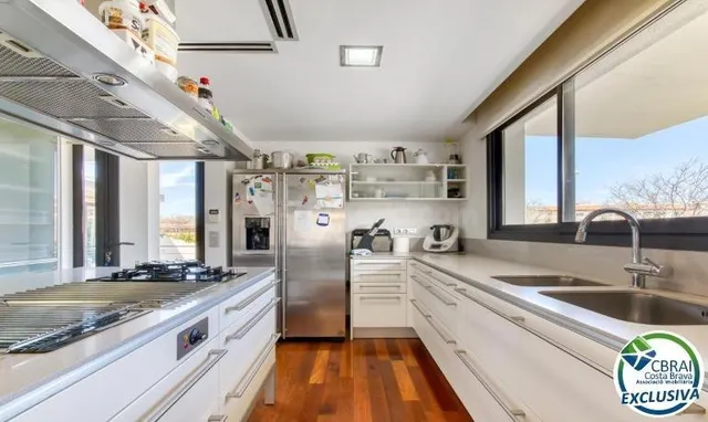 Casa unifamiliar exclusiva con ascensor, jardín y múltiples 