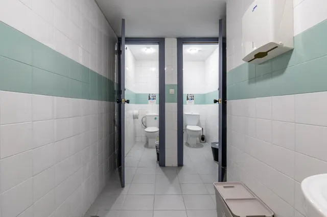 Venta de amplio y funcional local en zona inmejorable (avda. madrid) - Granada — 47