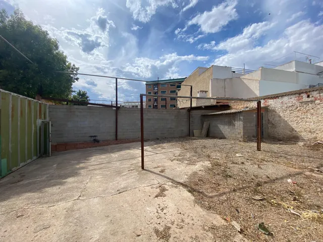 SOLAR INDUSTRIAL EN EL CENTRO DE LA POBLACIÓN — 11