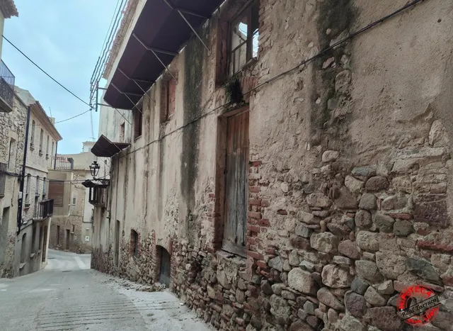Edificio histórico para rehabilitar en pleno centro de Alforja – Gran oportunidad para inversión o promoción — 13