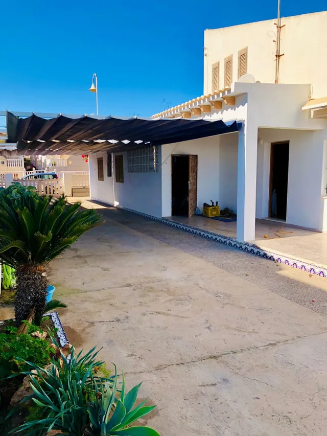 Villa en Guardamar. Primera línea con acceso directo a la playa — 4