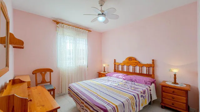 Bungalow en planta baja de 3 dormitorios con jardín y piscina comunitaria en Torrevieja — 8